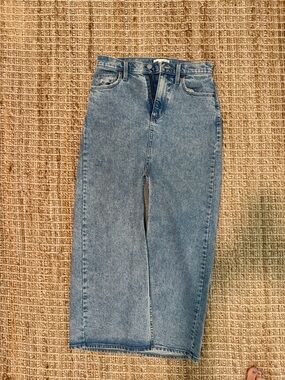 Universal Thread Women's Straight Leg Jeans in Light Blue Wash